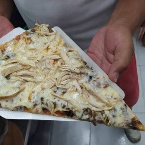 Pizza Pollo Champiñón Porción + Cola